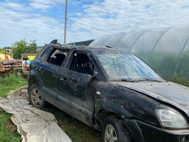 Черный Хендай Туксон, объемом двигателя 2 л и пробегом 250 тыс. км за 3500 $, фото 1 на Automoto.ua