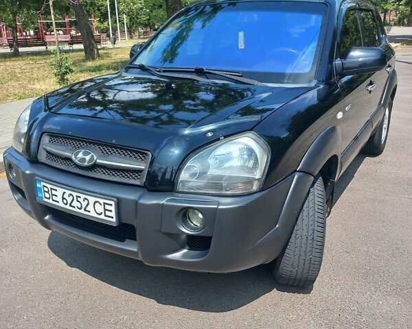 Черный Хендай Туксон, объемом двигателя 1.98 л и пробегом 232 тыс. км за 8100 $, фото 1 на Automoto.ua