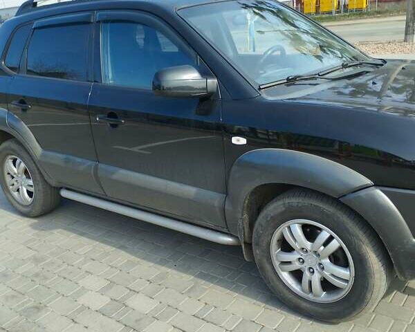 Черный Хендай Туксон, объемом двигателя 2 л и пробегом 250 тыс. км за 7500 $, фото 1 на Automoto.ua