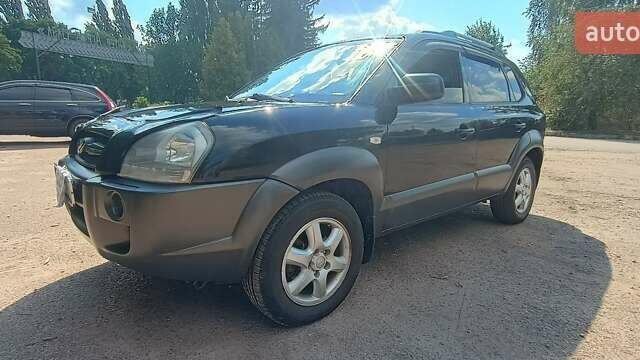 Черный Хендай Туксон, объемом двигателя 2 л и пробегом 261 тыс. км за 7500 $, фото 1 на Automoto.ua