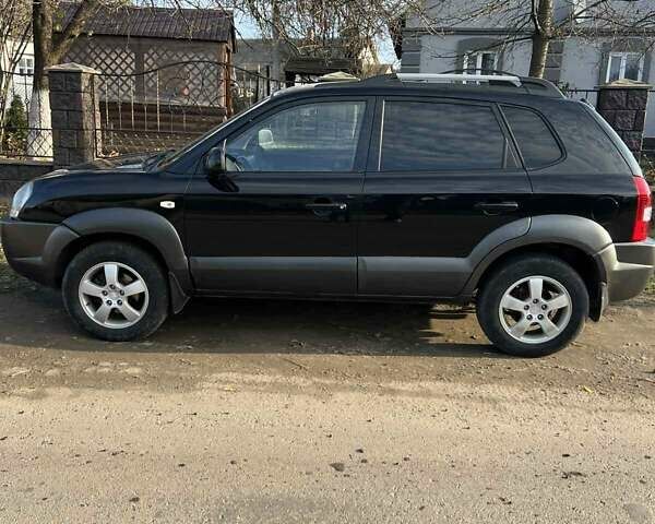 Черный Хендай Туксон, объемом двигателя 1.99 л и пробегом 302 тыс. км за 6900 $, фото 1 на Automoto.ua