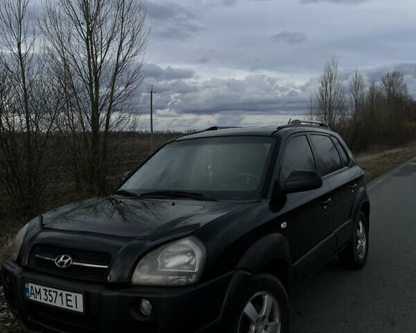 Черный Хендай Туксон, объемом двигателя 2 л и пробегом 300 тыс. км за 7500 $, фото 1 на Automoto.ua