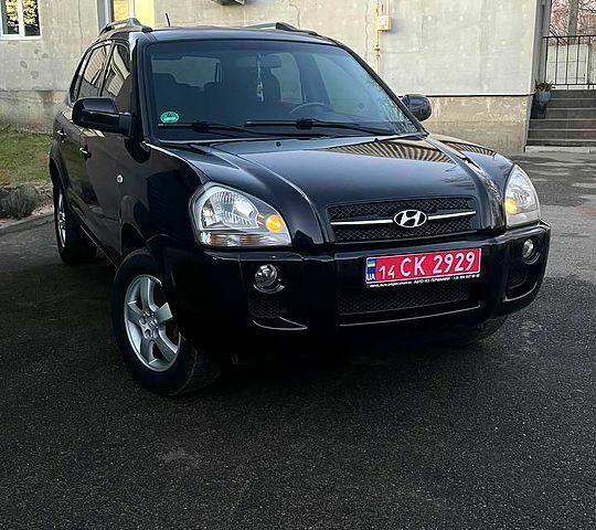 Черный Хендай Туксон, объемом двигателя 2 л и пробегом 211 тыс. км за 7800 $, фото 1 на Automoto.ua