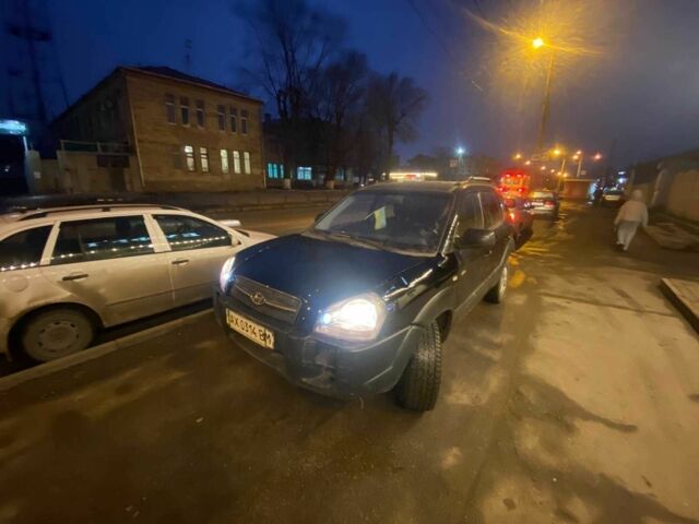 Черный Хендай Туксон, объемом двигателя 2 л и пробегом 136 тыс. км за 2500 $, фото 1 на Automoto.ua
