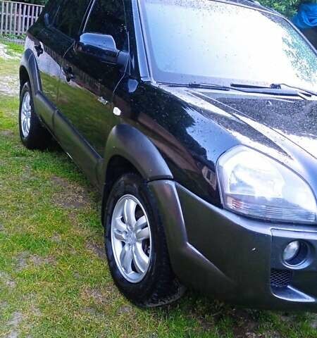 Черный Хендай Туксон, объемом двигателя 1.98 л и пробегом 200 тыс. км за 6600 $, фото 1 на Automoto.ua