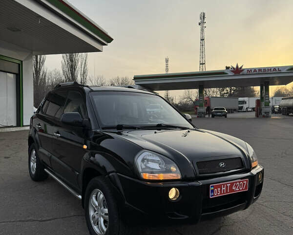 Черный Хендай Туксон, объемом двигателя 2 л и пробегом 210 тыс. км за 7850 $, фото 1 на Automoto.ua