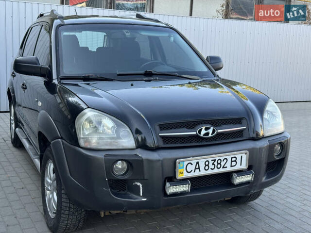 Черный Хендай Туксон, объемом двигателя 2 л и пробегом 290 тыс. км за 5400 $, фото 1 на Automoto.ua