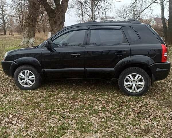 Черный Хендай Туксон, объемом двигателя 1.98 л и пробегом 300 тыс. км за 6800 $, фото 1 на Automoto.ua