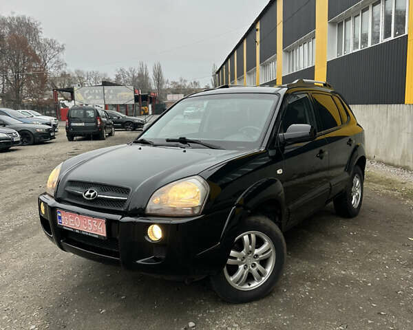 Чорний Хендай Туксон, об'ємом двигуна 2 л та пробігом 243 тис. км за 7999 $, фото 1 на Automoto.ua