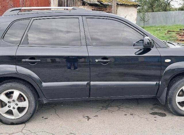 Черный Хендай Туксон, объемом двигателя 2 л и пробегом 270 тыс. км за 8300 $, фото 1 на Automoto.ua