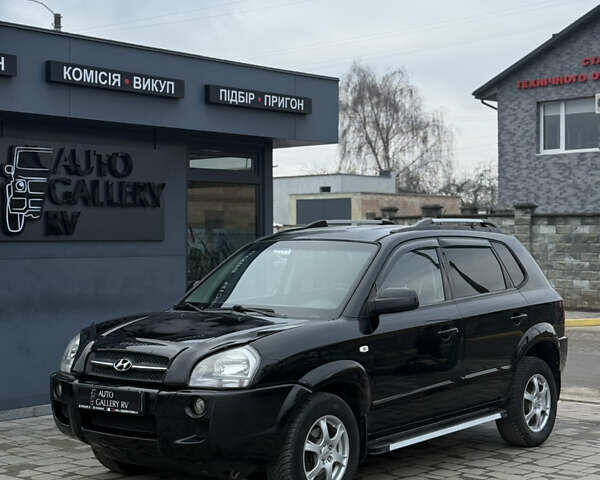 Чорний Хендай Туксон, об'ємом двигуна 2 л та пробігом 240 тис. км за 6888 $, фото 1 на Automoto.ua