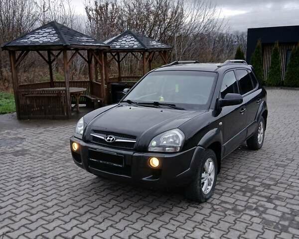 Черный Хендай Туксон, объемом двигателя 2 л и пробегом 230 тыс. км за 8000 $, фото 1 на Automoto.ua
