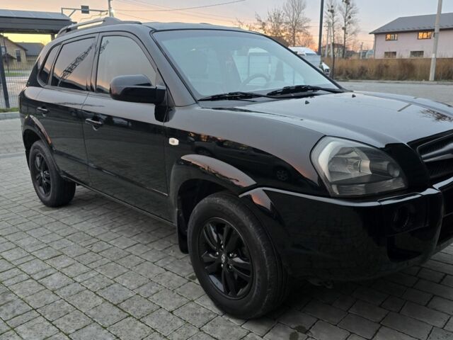 Черный Хендай Туксон, объемом двигателя 2 л и пробегом 198 тыс. км за 7999 $, фото 1 на Automoto.ua