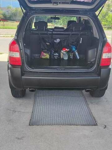 Черный Хендай Туксон, объемом двигателя 2 л и пробегом 141 тыс. км за 8500 $, фото 1 на Automoto.ua