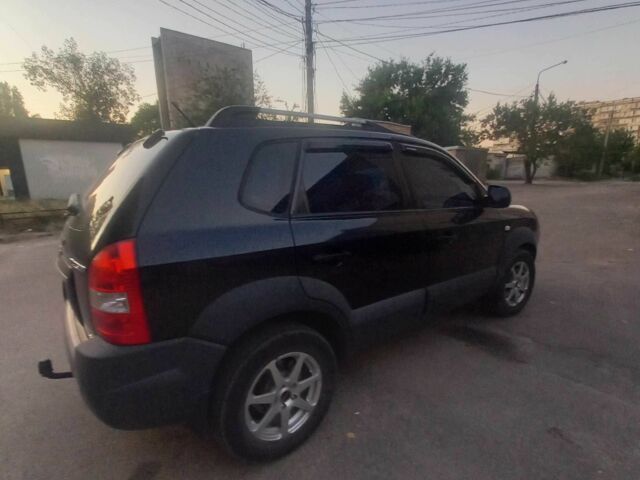 Черный Хендай Туксон, объемом двигателя 2 л и пробегом 290 тыс. км за 8500 $, фото 1 на Automoto.ua