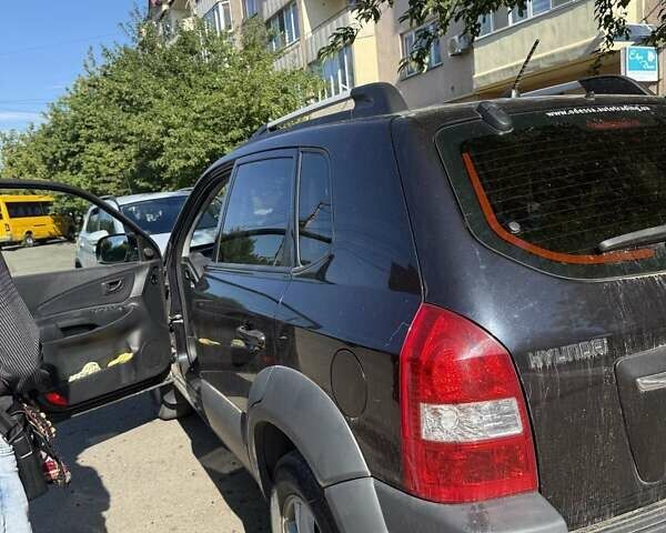 Черный Хендай Туксон, объемом двигателя 1.99 л и пробегом 65 тыс. км за 13500 $, фото 1 на Automoto.ua