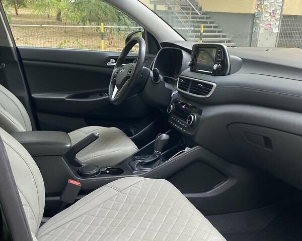 Черный Хендай Туксон, объемом двигателя 2 л и пробегом 62 тыс. км за 22500 $, фото 1 на Automoto.ua