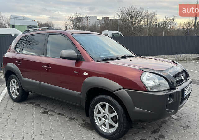 Красный Хендай Туксон, объемом двигателя 2 л и пробегом 255 тыс. км за 6999 $, фото 1 на Automoto.ua