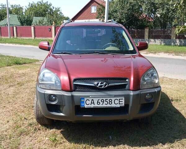 Красный Хендай Туксон, объемом двигателя 1.98 л и пробегом 138 тыс. км за 8899 $, фото 1 на Automoto.ua