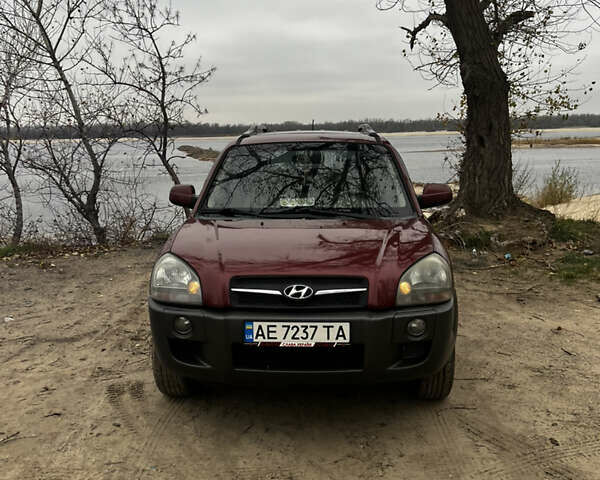 Красный Хендай Туксон, объемом двигателя 1.98 л и пробегом 132 тыс. км за 7850 $, фото 1 на Automoto.ua