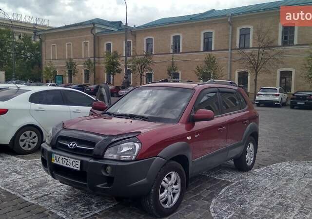 Красный Хендай Туксон, объемом двигателя 1.98 л и пробегом 231 тыс. км за 8500 $, фото 1 на Automoto.ua