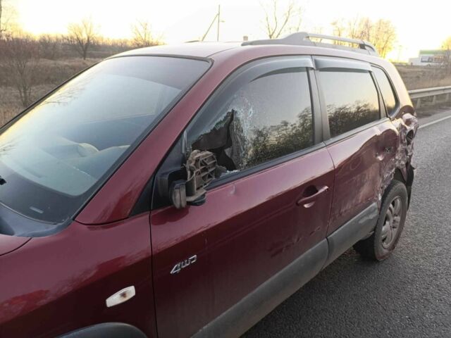 Красный Хендай Туксон, объемом двигателя 2 л и пробегом 170 тыс. км за 4000 $, фото 1 на Automoto.ua