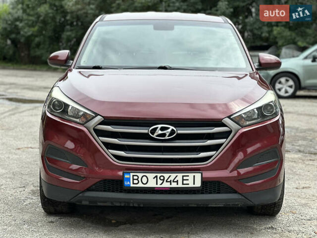 Красный Хендай Туксон, объемом двигателя 2 л и пробегом 216 тыс. км за 15500 $, фото 1 на Automoto.ua