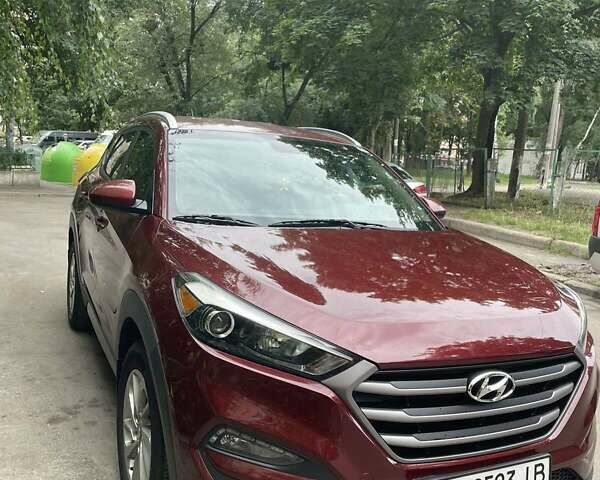 Красный Хендай Туксон, объемом двигателя 2 л и пробегом 93 тыс. км за 15800 $, фото 1 на Automoto.ua