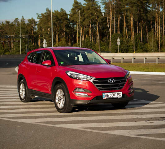 Хендай Туксон 2018 в Киеве на Automoto.ua Красный Хендай Туксон, объемом двигателя 2 л и пробегом 130 тыс. км за 16999 $, фото 1 на Automoto.ua