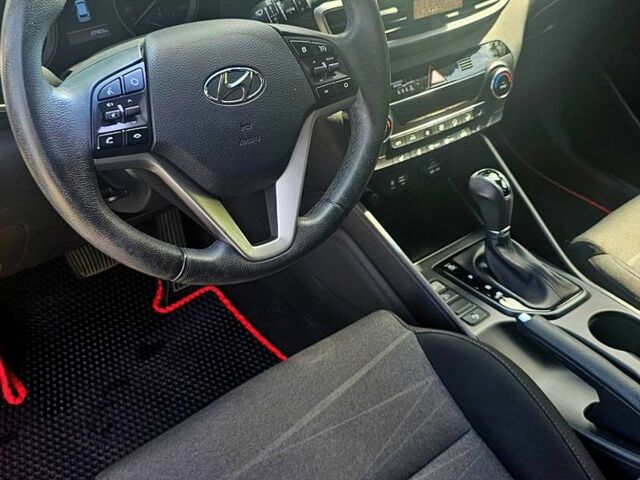 Красный Хендай Туксон, объемом двигателя 2 л и пробегом 90 тыс. км за 22000 $, фото 1 на Automoto.ua