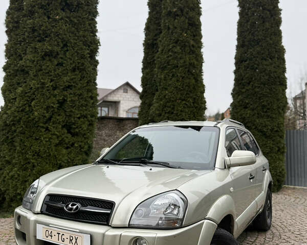 Жовтий Хендай Туксон, об'ємом двигуна 1.98 л та пробігом 192 тис. км за 6800 $, фото 1 на Automoto.ua