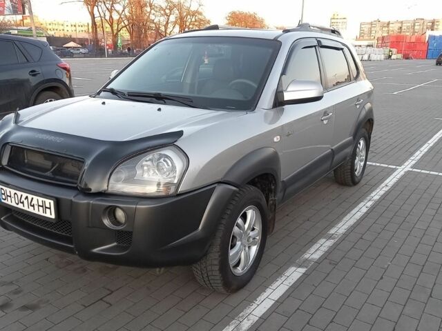 Серый Хендай Туксон, объемом двигателя 2 л и пробегом 207 тыс. км за 7500 $, фото 1 на Automoto.ua