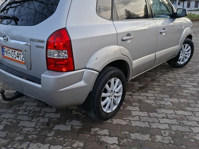 Серый Хендай Туксон, объемом двигателя 2 л и пробегом 320 тыс. км за 4200 $, фото 1 на Automoto.ua