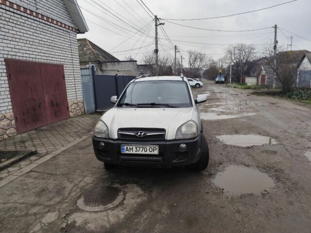 Серый Хендай Туксон, объемом двигателя 2 л и пробегом 205 тыс. км за 6500 $, фото 1 на Automoto.ua