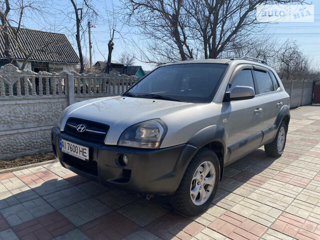 Серый Хендай Туксон, объемом двигателя 2 л и пробегом 211 тыс. км за 5300 $, фото 1 на Automoto.ua