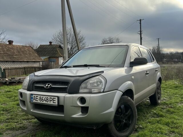 Серый Хендай Туксон, объемом двигателя 2 л и пробегом 262 тыс. км за 6500 $, фото 1 на Automoto.ua