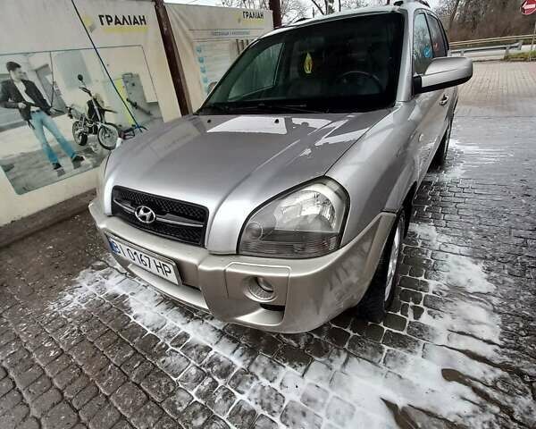 Серый Хендай Туксон, объемом двигателя 2 л и пробегом 240 тыс. км за 8200 $, фото 1 на Automoto.ua