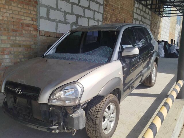 Сірий Хендай Туксон, об'ємом двигуна 2 л та пробігом 115 тис. км за 4500 $, фото 1 на Automoto.ua