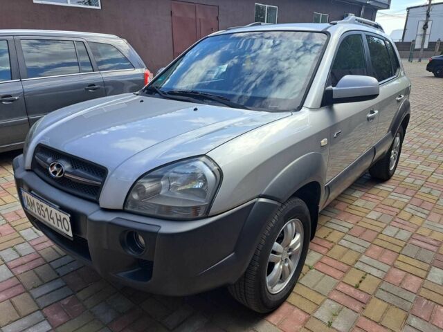 Серый Хендай Туксон, объемом двигателя 2 л и пробегом 220 тыс. км за 8800 $, фото 1 на Automoto.ua