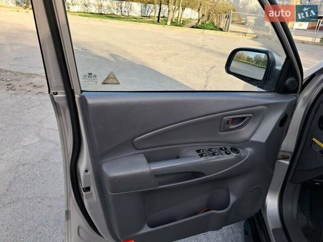 Серый Хендай Туксон, объемом двигателя 2 л и пробегом 290 тыс. км за 7500 $, фото 1 на Automoto.ua