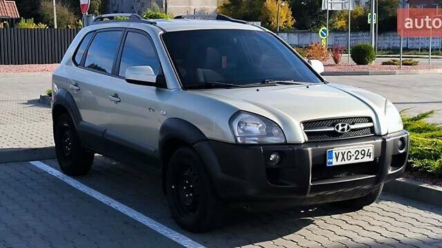 Серый Хендай Туксон, объемом двигателя 1.99 л и пробегом 275 тыс. км за 4400 $, фото 1 на Automoto.ua
