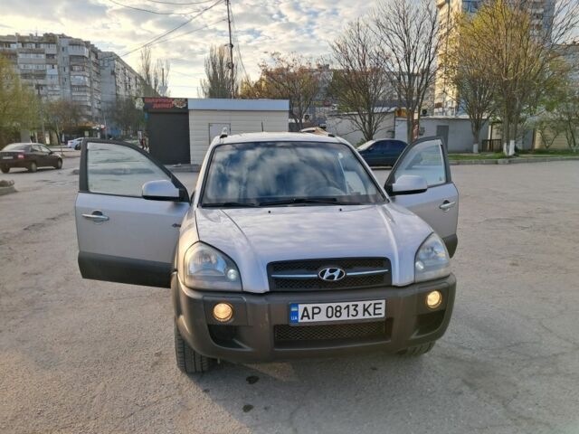 Сірий Хендай Туксон, об'ємом двигуна 2 л та пробігом 290 тис. км за 7500 $, фото 1 на Automoto.ua