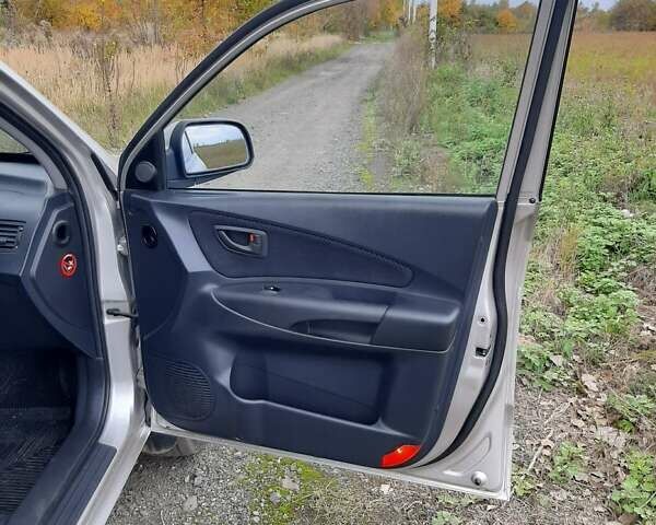 Хендай Туксон 2005 у Рівному на Automoto.ua Сірий Хендай Туксон, об'ємом двигуна 2 л та пробігом 220 тис. км за 6900 $, фото 1 на Automoto.ua