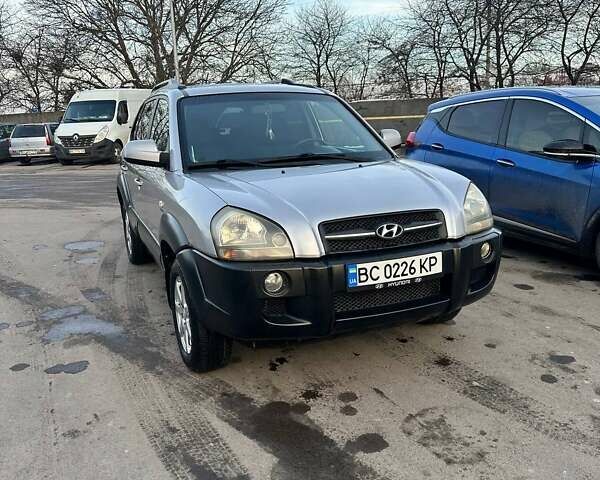 Серый Хендай Туксон, объемом двигателя 1.98 л и пробегом 220 тыс. км за 6800 $, фото 1 на Automoto.ua
