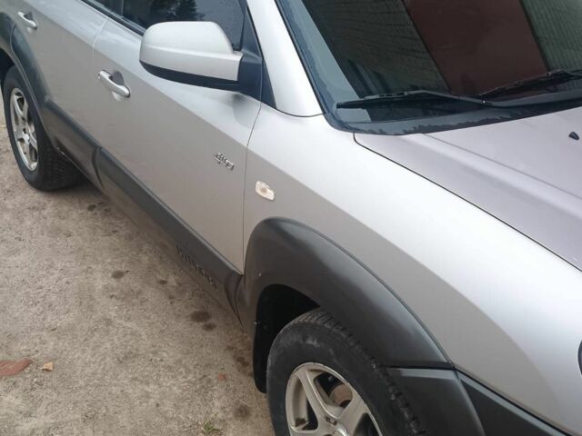 Сірий Хендай Туксон, об'ємом двигуна 2 л та пробігом 267 тис. км за 5600 $, фото 1 на Automoto.ua