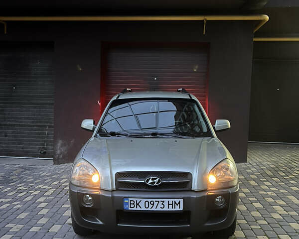 Серый Хендай Туксон, объемом двигателя 2 л и пробегом 285 тыс. км за 6500 $, фото 1 на Automoto.ua