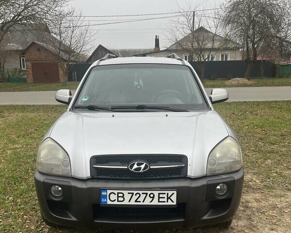 Серый Хендай Туксон, объемом двигателя 1.98 л и пробегом 269 тыс. км за 7300 $, фото 1 на Automoto.ua