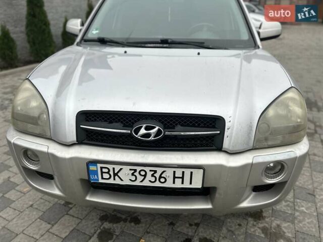 Серый Хендай Туксон, объемом двигателя 1.98 л и пробегом 274 тыс. км за 6800 $, фото 1 на Automoto.ua
