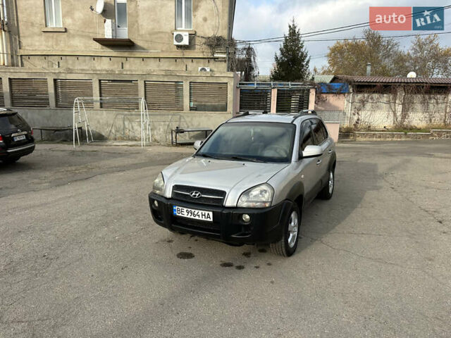 Сірий Хендай Туксон, об'ємом двигуна 2 л та пробігом 250 тис. км за 5850 $, фото 1 на Automoto.ua