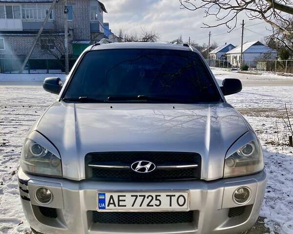 Серый Хендай Туксон, объемом двигателя 1.98 л и пробегом 250 тыс. км за 7900 $, фото 1 на Automoto.ua